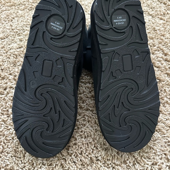 NWOT Kirkland kids, black sheepskin boots size 4 - Picture 4 of 4